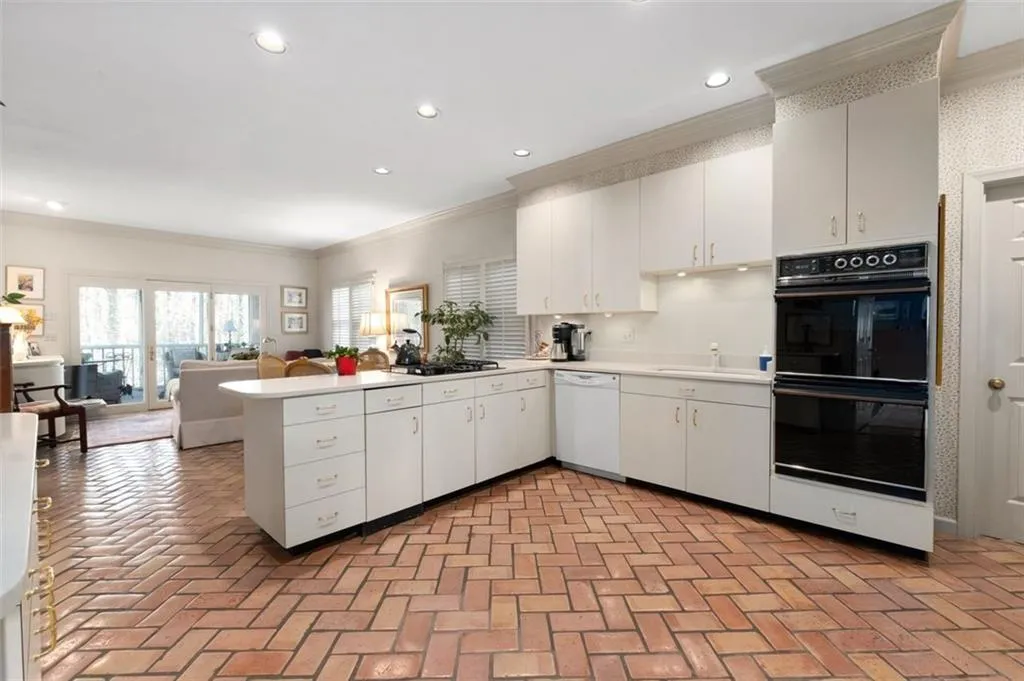 28 Ridgemere Trace, Atlanta, Georgia 30328, 4 Bedrooms Bedrooms, ,4 BathroomsBathrooms,Residential,Sold,28 Ridgemere Trace,7502298