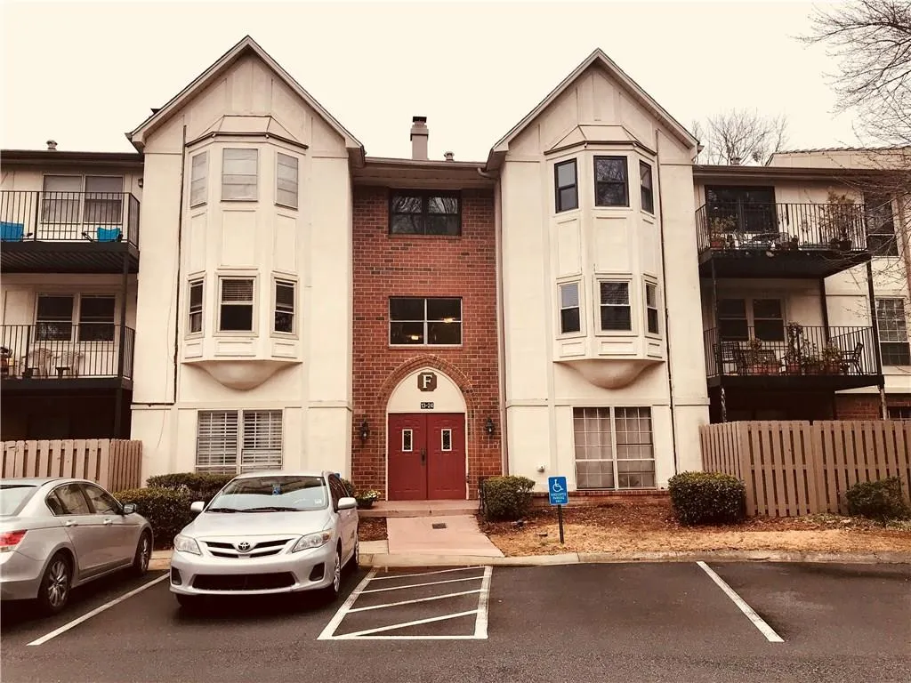 6851 Roswell Road Unit F13, Atlanta, Georgia 30328, 3 Bedrooms Bedrooms, ,2 BathroomsBathrooms,Residential,Sold,6851 Roswell Road Unit F13,5963109