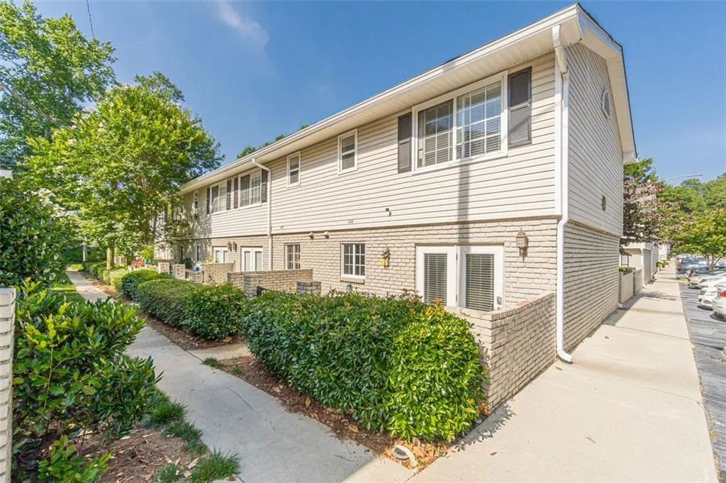 6940 Roswell Road Unit 6a, Sandy Springs, Georgia 30328, 2 Bedrooms Bedrooms, ,1 BathroomBathrooms,Residential,Sold,6940 Roswell Road Unit 6a,7067115