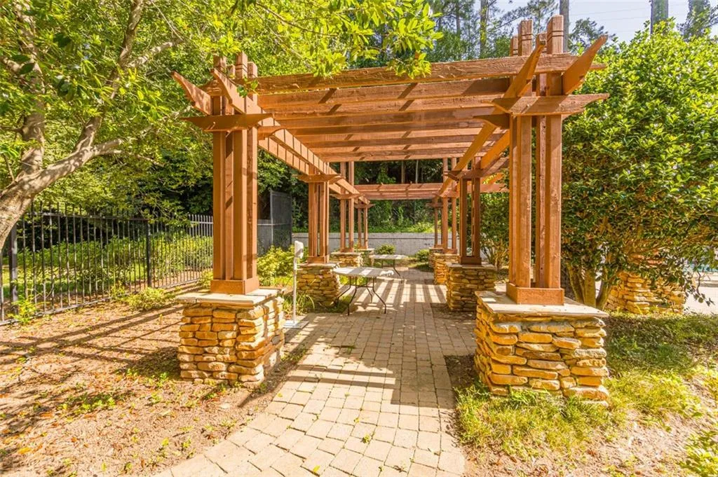 6940 Roswell Road Unit 6a, Sandy Springs, Georgia 30328, 2 Bedrooms Bedrooms, ,1 BathroomBathrooms,Residential,Sold,6940 Roswell Road Unit 6a,7067115