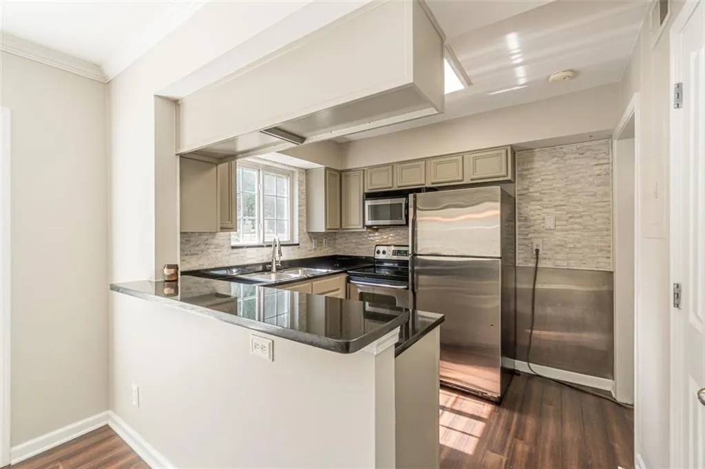 6940 Roswell Road Unit 6a, Sandy Springs, Georgia 30328, 2 Bedrooms Bedrooms, ,1 BathroomBathrooms,Residential,Sold,6940 Roswell Road Unit 6a,7067115