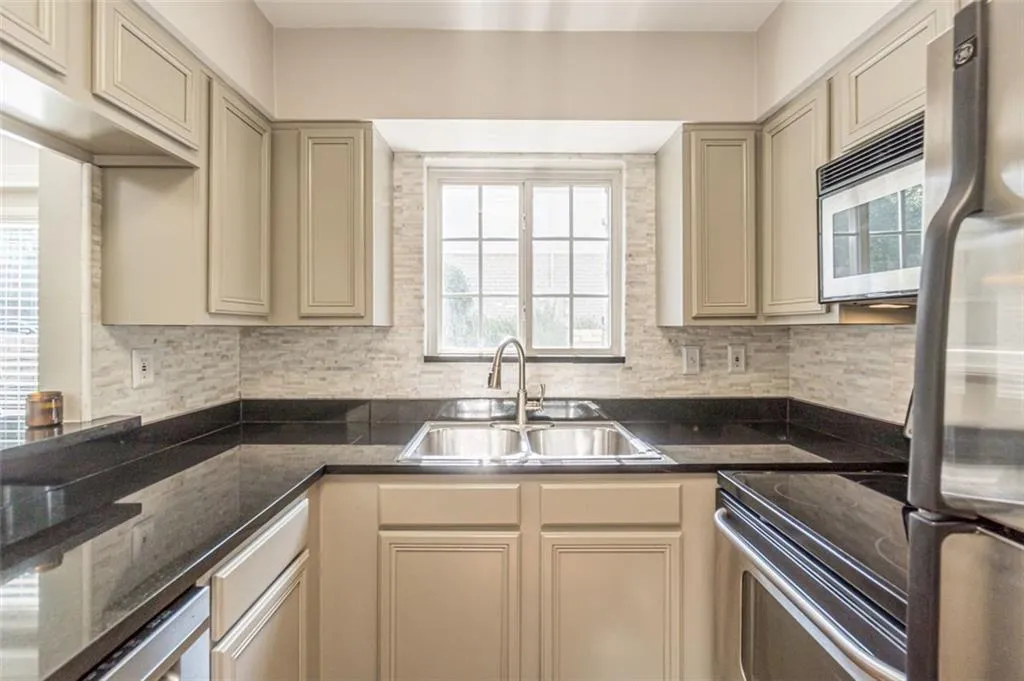 6940 Roswell Road Unit 6a, Sandy Springs, Georgia 30328, 2 Bedrooms Bedrooms, ,1 BathroomBathrooms,Residential,Sold,6940 Roswell Road Unit 6a,7067115