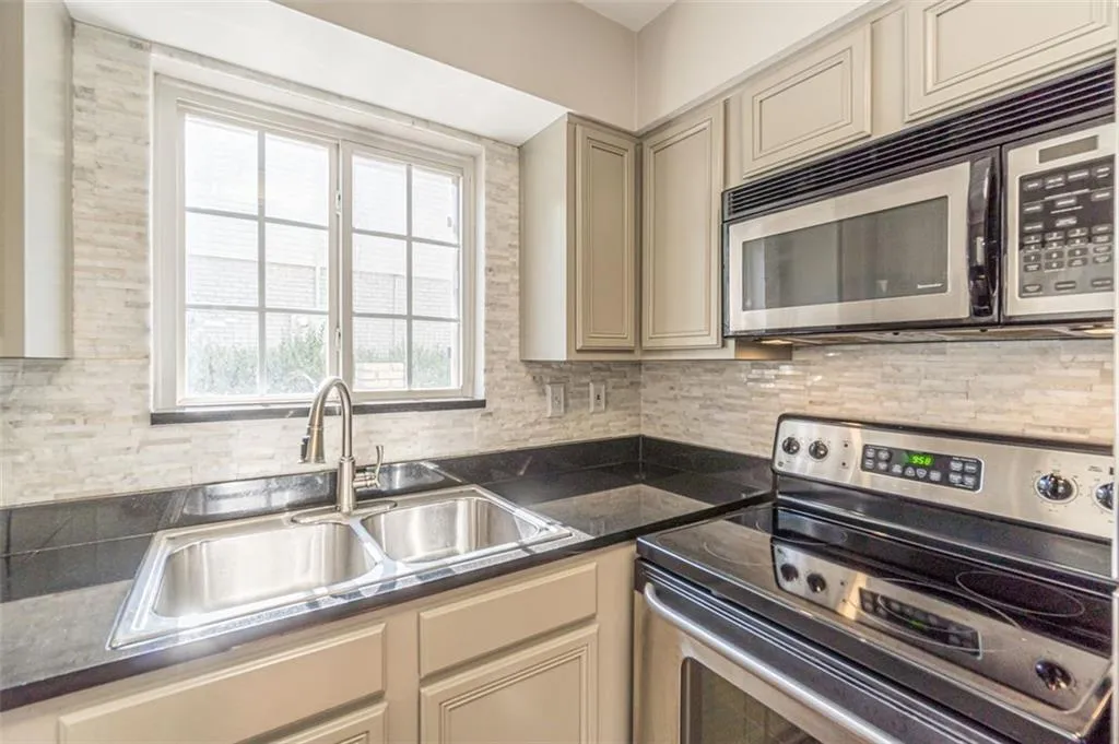 6940 Roswell Road Unit 6a, Sandy Springs, Georgia 30328, 2 Bedrooms Bedrooms, ,1 BathroomBathrooms,Residential,Sold,6940 Roswell Road Unit 6a,7067115