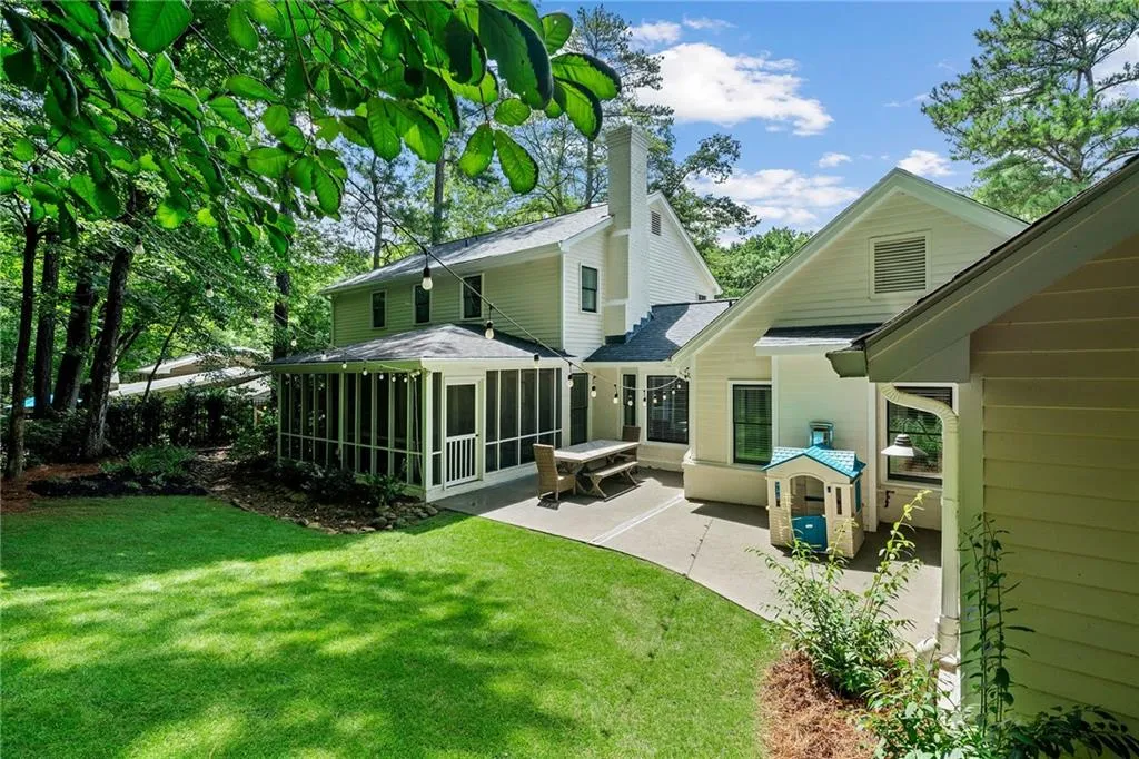 210 W Spalding Drive, Atlanta, Georgia 30328, 5 Bedrooms Bedrooms, ,3 BathroomsBathrooms,Residential,Sold,210 W Spalding Drive,7426010