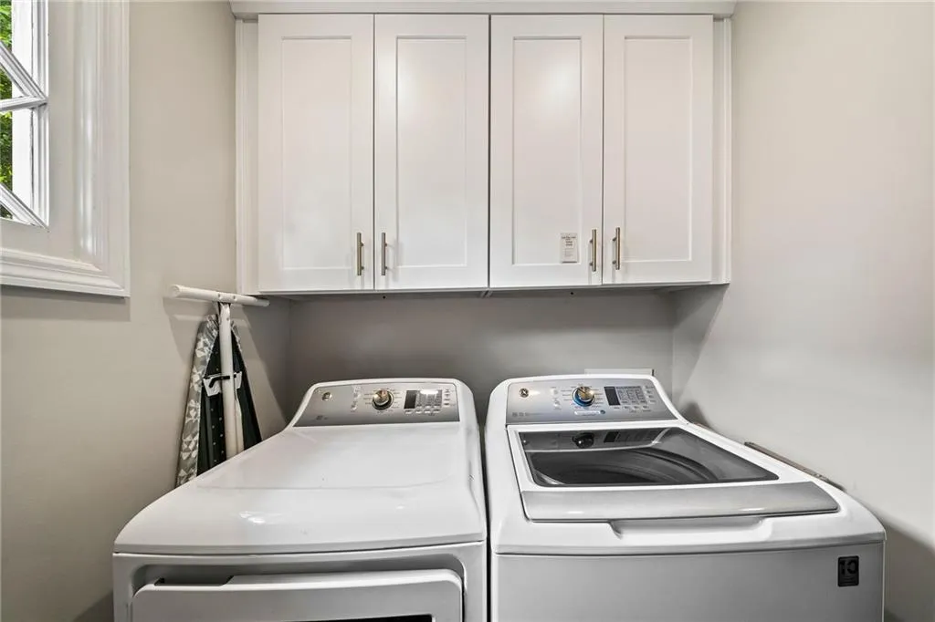 210 W Spalding Drive, Atlanta, Georgia 30328, 5 Bedrooms Bedrooms, ,3 BathroomsBathrooms,Residential,Sold,210 W Spalding Drive,7426010
