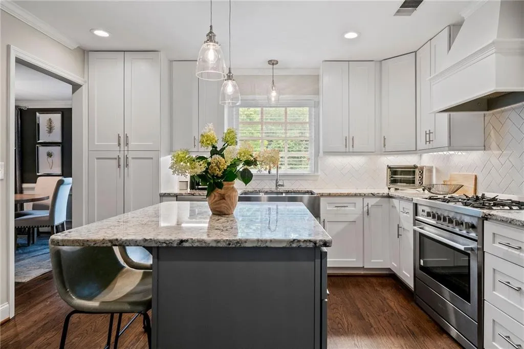 210 W Spalding Drive, Atlanta, Georgia 30328, 5 Bedrooms Bedrooms, ,3 BathroomsBathrooms,Residential,Sold,210 W Spalding Drive,7426010