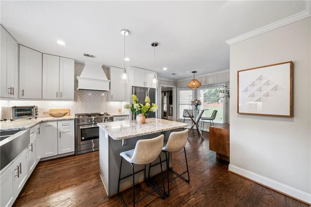 210 W Spalding Drive, Atlanta, Georgia 30328, 5 Bedrooms Bedrooms, ,3 BathroomsBathrooms,Residential,Sold,210 W Spalding Drive,7426010