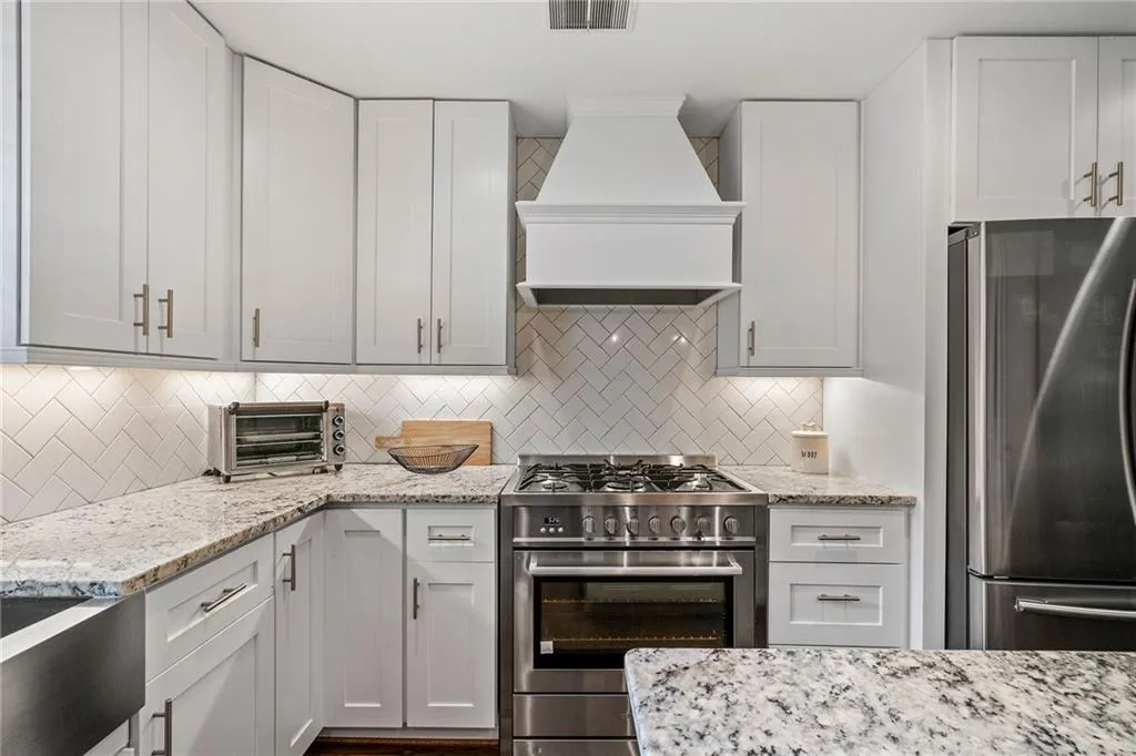 210 W Spalding Drive, Atlanta, Georgia 30328, 5 Bedrooms Bedrooms, ,3 BathroomsBathrooms,Residential,Sold,210 W Spalding Drive,7426010