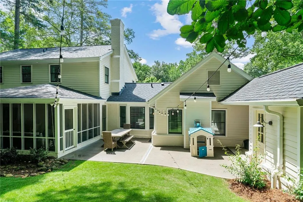 210 W Spalding Drive, Atlanta, Georgia 30328, 5 Bedrooms Bedrooms, ,3 BathroomsBathrooms,Residential,Sold,210 W Spalding Drive,7426010