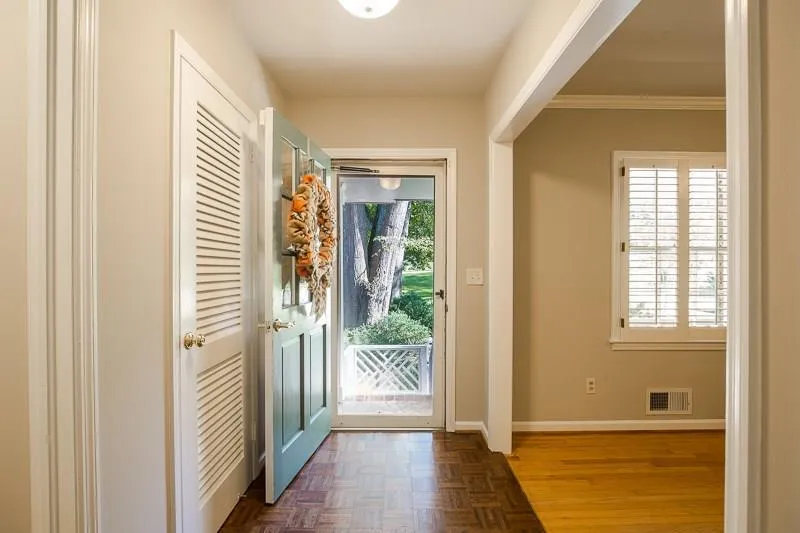 700 Starlight Lane, Atlanta, Georgia 30342, 3 Bedrooms Bedrooms, ,2 BathroomsBathrooms,Residential,Sold,700 Starlight Lane,6123623