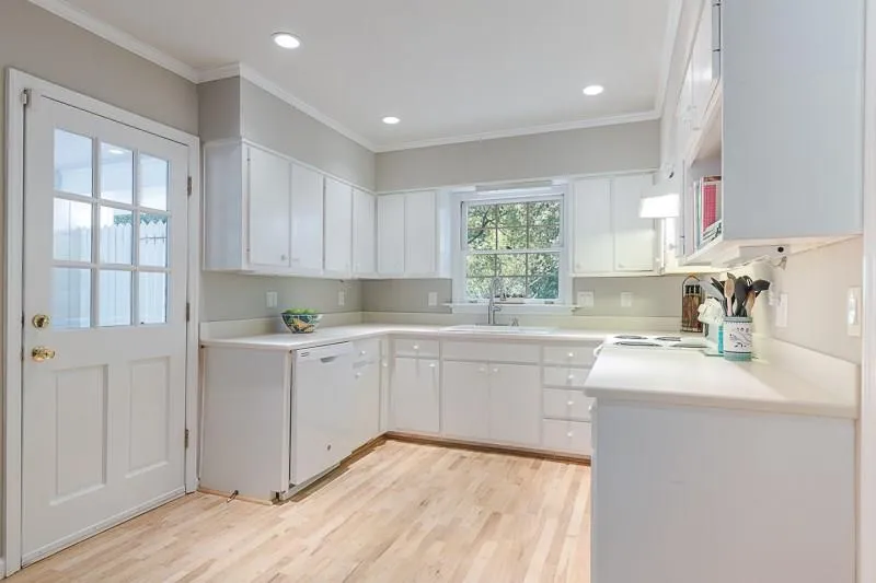 700 Starlight Lane, Atlanta, Georgia 30342, 3 Bedrooms Bedrooms, ,2 BathroomsBathrooms,Residential,Sold,700 Starlight Lane,6123623