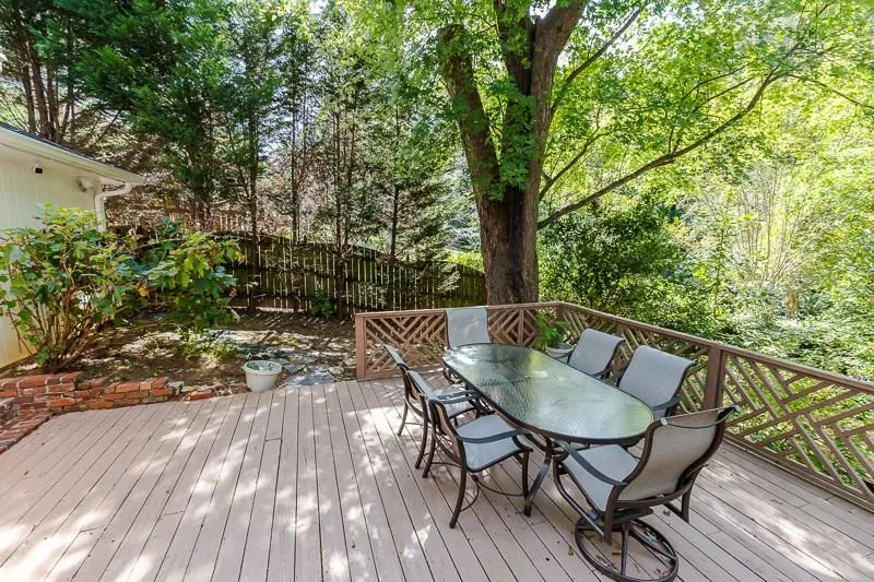 700 Starlight Lane, Atlanta, Georgia 30342, 3 Bedrooms Bedrooms, ,2 BathroomsBathrooms,Residential,Sold,700 Starlight Lane,6123623