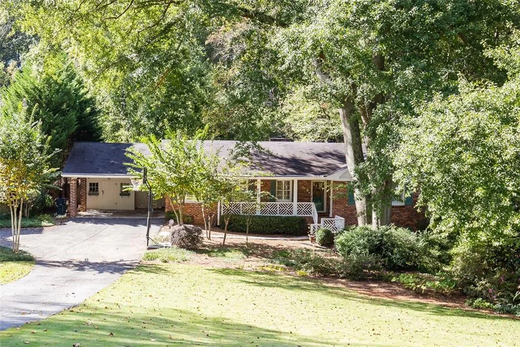 700 Starlight Lane, Atlanta, Georgia 30342, 3 Bedrooms Bedrooms, ,2 BathroomsBathrooms,Residential,Sold,700 Starlight Lane,6123623