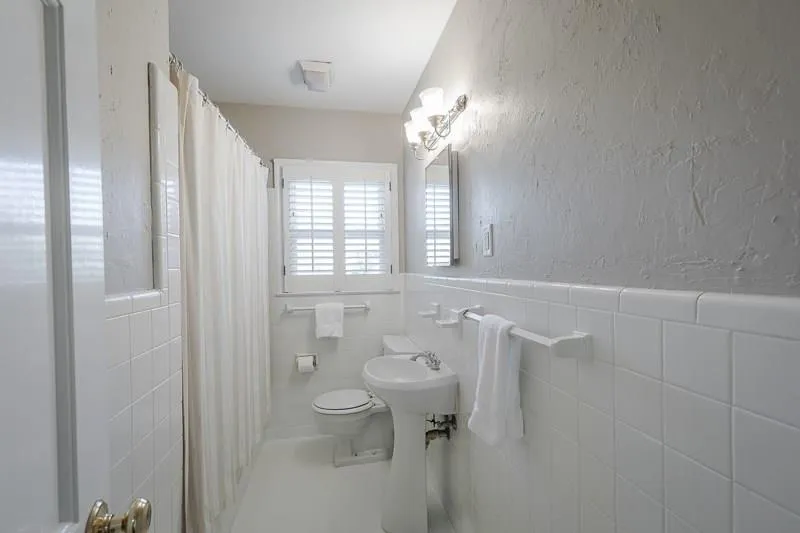 700 Starlight Lane, Atlanta, Georgia 30342, 3 Bedrooms Bedrooms, ,2 BathroomsBathrooms,Residential,Sold,700 Starlight Lane,6123623