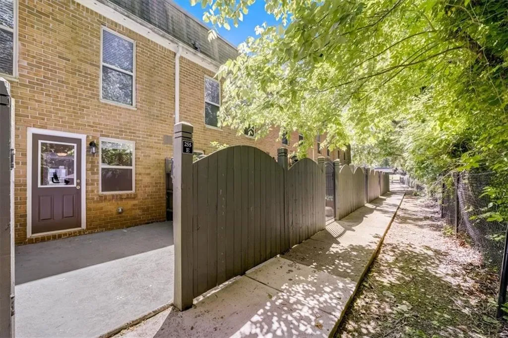 255 Winding River Drive Unit E, Sandy Springs, Georgia 30350, 2 Bedrooms Bedrooms, ,1 BathroomBathrooms,Residential,Sold,255 Winding River Drive Unit E,7212681