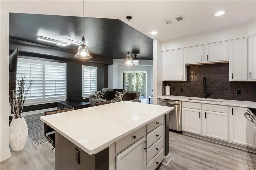 200 River Vista Drive Unit 608, Atlanta, Georgia 30339, 2 Bedrooms Bedrooms, ,2 BathroomsBathrooms,Residential,For Sale,200 River Vista Drive Unit 608,7640421