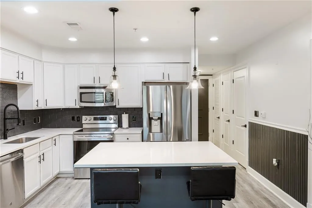 200 River Vista Drive Unit 608, Atlanta, Georgia 30339, 2 Bedrooms Bedrooms, ,2 BathroomsBathrooms,Residential,For Sale,200 River Vista Drive Unit 608,7640421