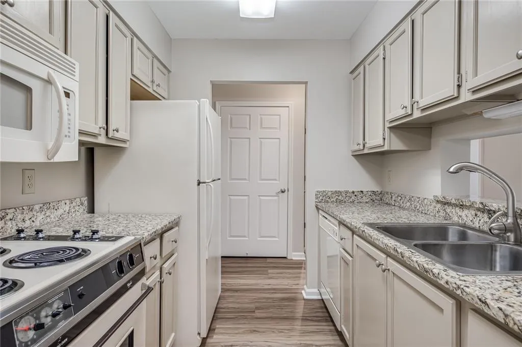 300 Johnson Ferry Road Ne Unit B108, Sandy Springs, Georgia 30328, 1 Bedroom Bedrooms, ,1 BathroomBathrooms,Residential,Sold,300 Johnson Ferry Road Ne Unit B108,7044784