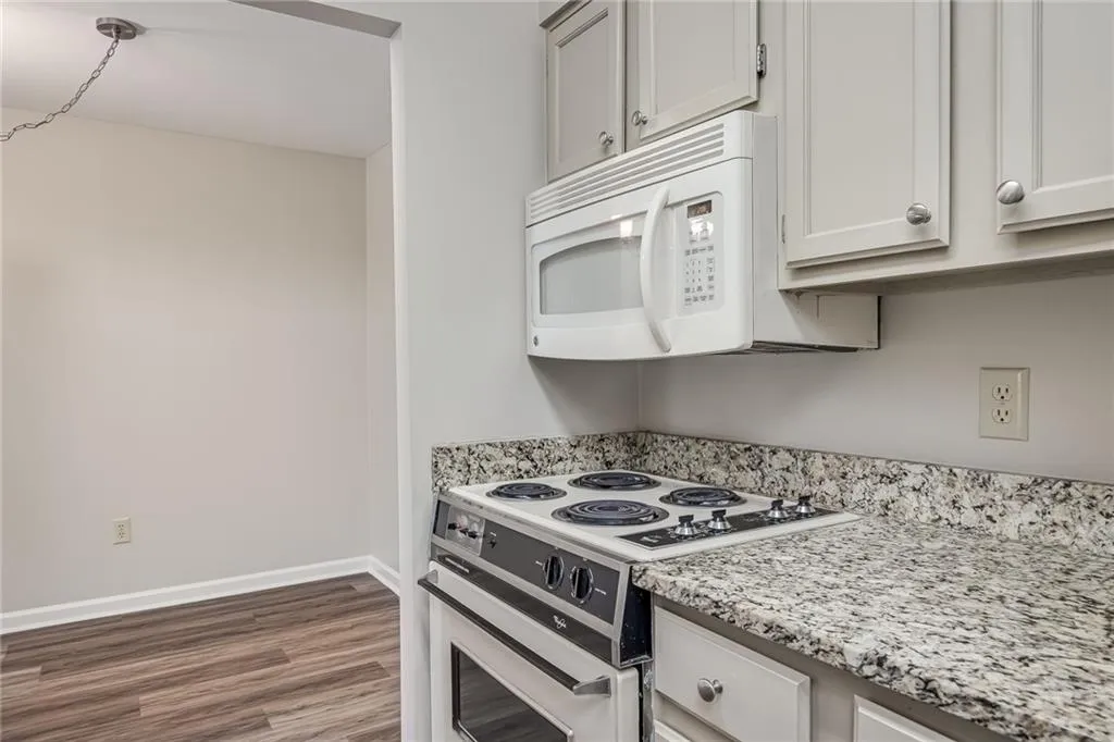 300 Johnson Ferry Road Ne Unit B108, Sandy Springs, Georgia 30328, 1 Bedroom Bedrooms, ,1 BathroomBathrooms,Residential,Sold,300 Johnson Ferry Road Ne Unit B108,7044784