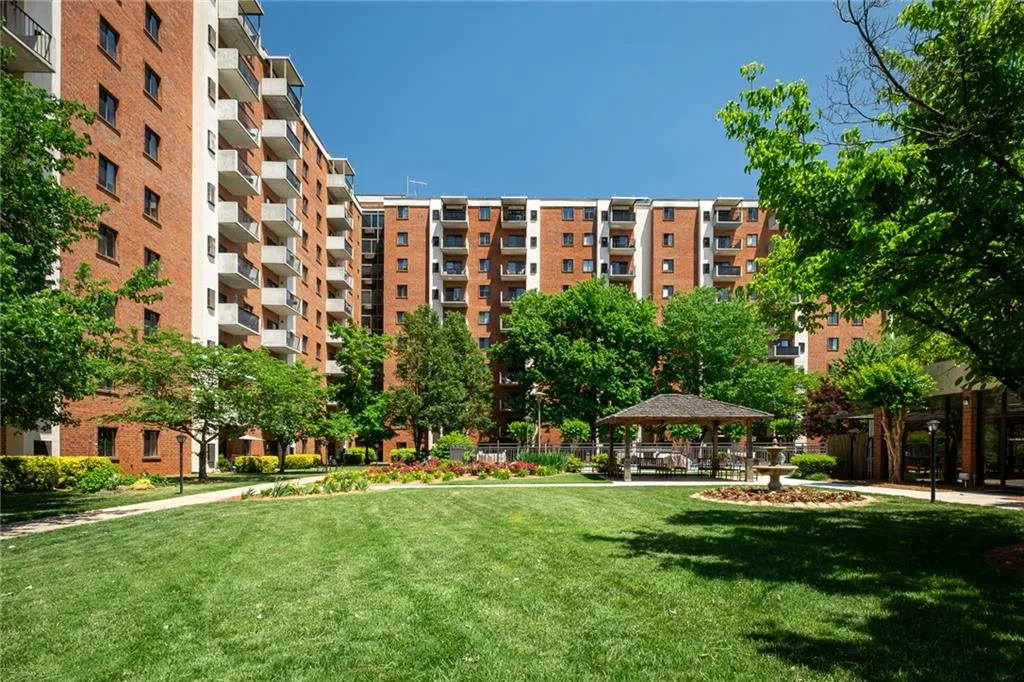 300 Johnson Ferry Road Ne Unit B108, Sandy Springs, Georgia 30328, 1 Bedroom Bedrooms, ,1 BathroomBathrooms,Residential,Sold,300 Johnson Ferry Road Ne Unit B108,7044784