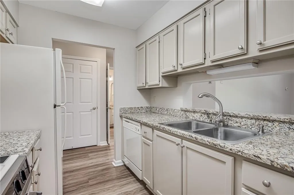 300 Johnson Ferry Road Ne Unit B108, Sandy Springs, Georgia 30328, 1 Bedroom Bedrooms, ,1 BathroomBathrooms,Residential,Sold,300 Johnson Ferry Road Ne Unit B108,7044784