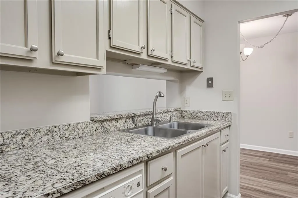 300 Johnson Ferry Road Ne Unit B108, Sandy Springs, Georgia 30328, 1 Bedroom Bedrooms, ,1 BathroomBathrooms,Residential,Sold,300 Johnson Ferry Road Ne Unit B108,7044784