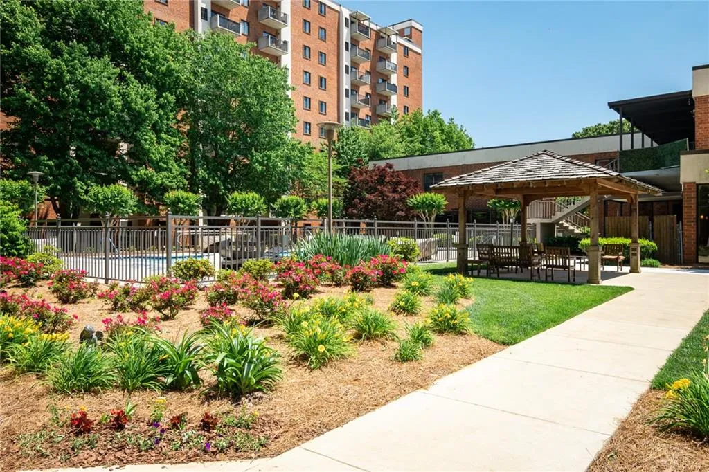 300 Johnson Ferry Road Ne Unit B108, Sandy Springs, Georgia 30328, 1 Bedroom Bedrooms, ,1 BathroomBathrooms,Residential,Sold,300 Johnson Ferry Road Ne Unit B108,7044784