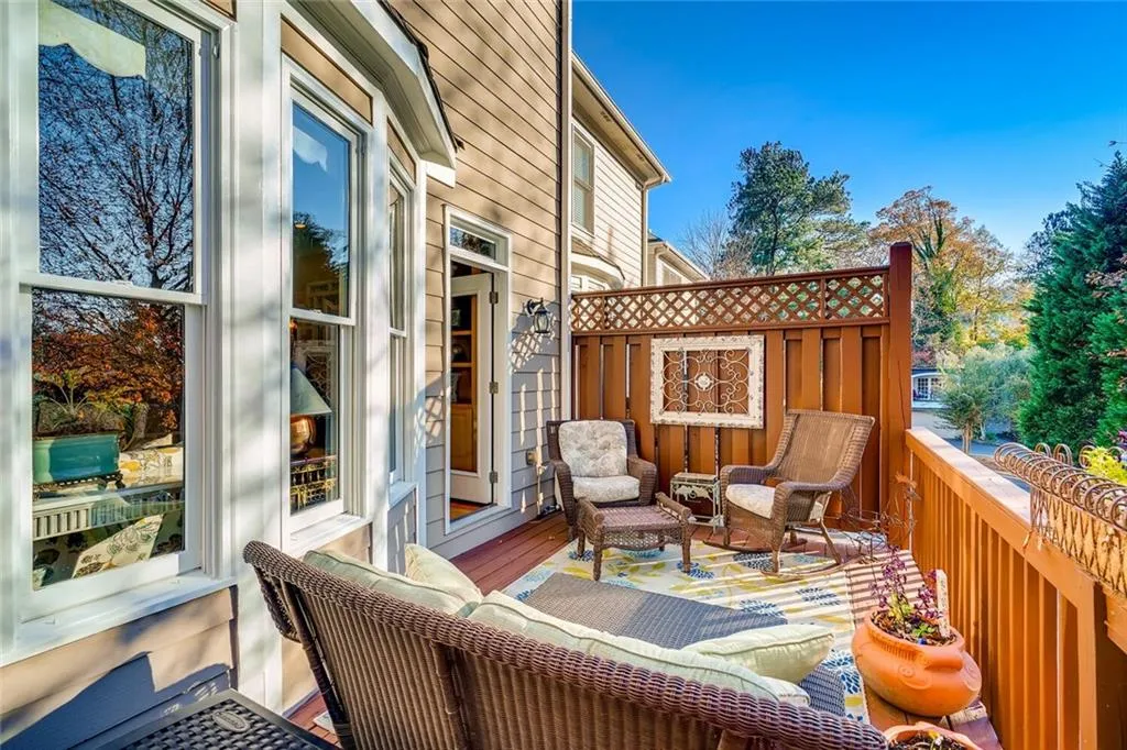 101 Chemin De Vie, Sandy Springs, Georgia 30342, 3 Bedrooms Bedrooms, ,3 BathroomsBathrooms,Residential,Sold,101 Chemin De Vie,6814365
