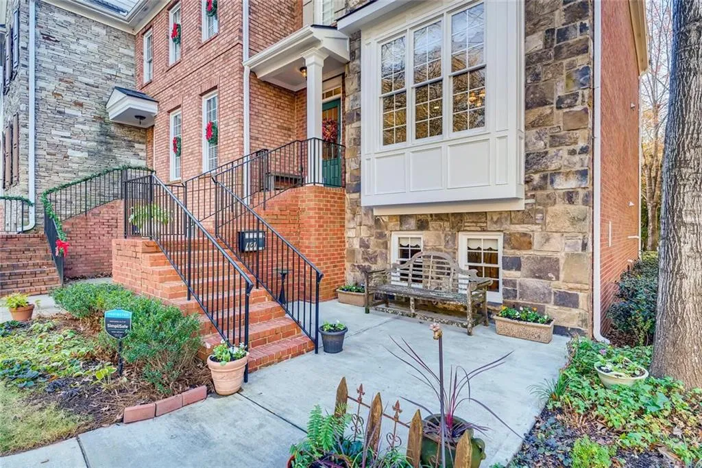 101 Chemin De Vie, Sandy Springs, Georgia 30342, 3 Bedrooms Bedrooms, ,3 BathroomsBathrooms,Residential,Sold,101 Chemin De Vie,6814365