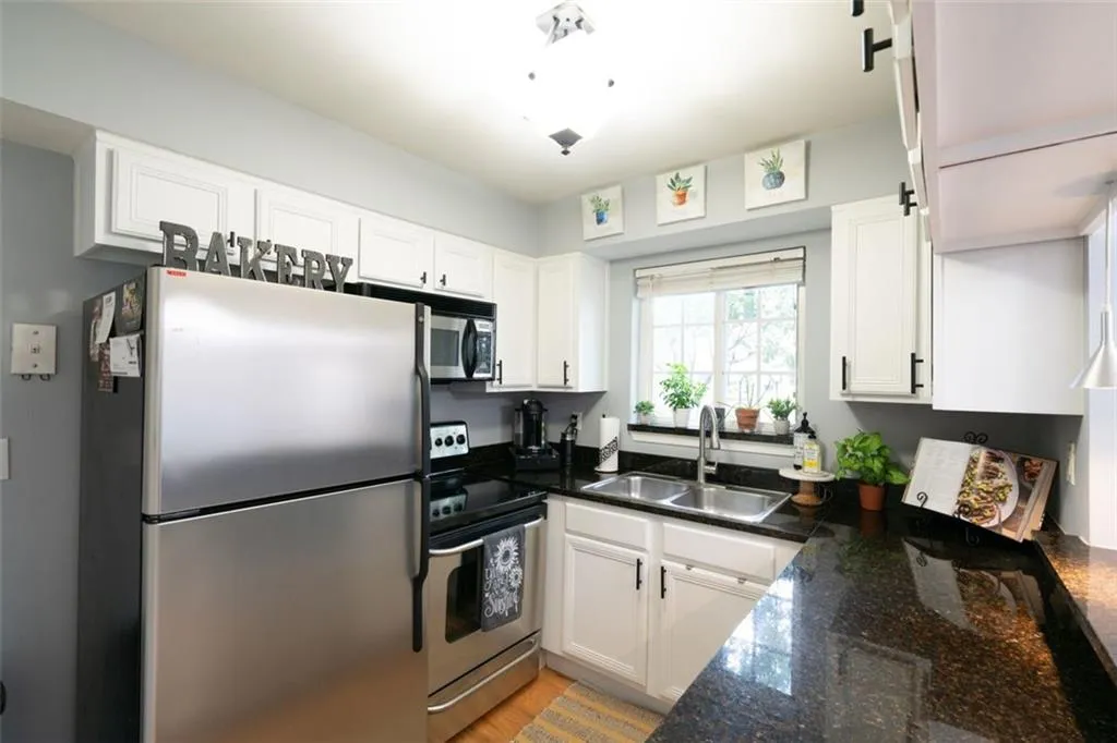 6940 Roswell Road Unit 24b, Sandy Springs, Georgia 30328, 1 Bedroom Bedrooms, ,1 BathroomBathrooms,Residential,Sold,6940 Roswell Road Unit 24b,6913705