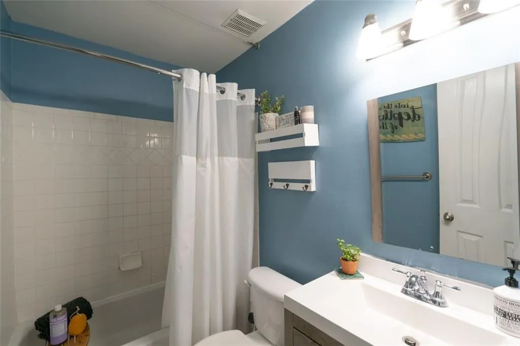 6940 Roswell Road Unit 24b, Sandy Springs, Georgia 30328, 1 Bedroom Bedrooms, ,1 BathroomBathrooms,Residential,Sold,6940 Roswell Road Unit 24b,6913705