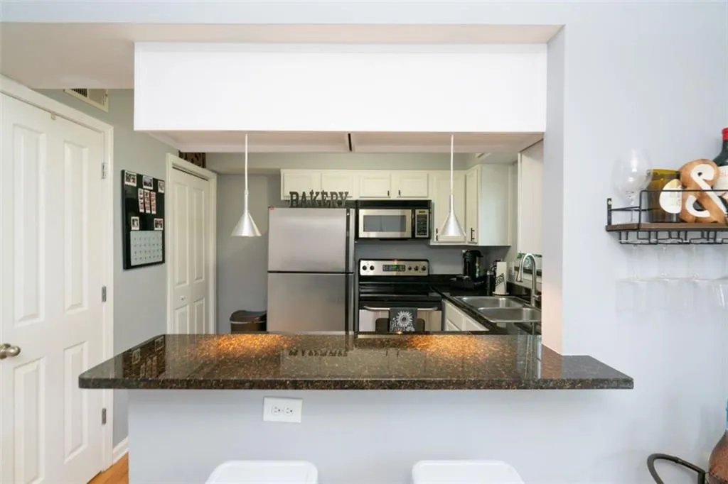 6940 Roswell Road Unit 24b, Sandy Springs, Georgia 30328, 1 Bedroom Bedrooms, ,1 BathroomBathrooms,Residential,Sold,6940 Roswell Road Unit 24b,6913705