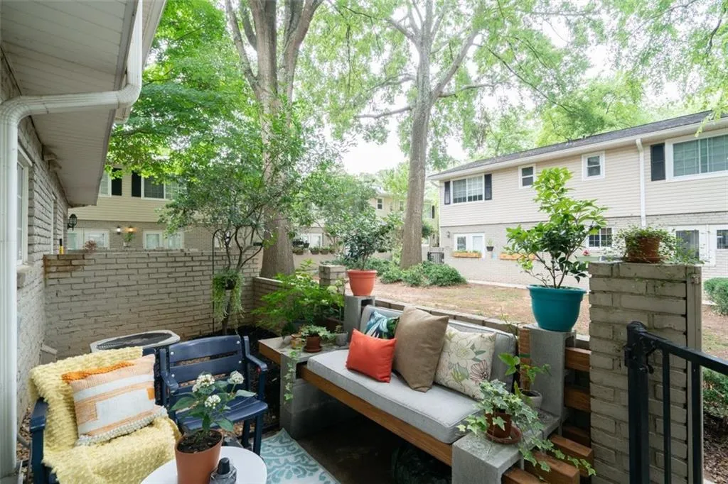 6940 Roswell Road Unit 24b, Sandy Springs, Georgia 30328, 1 Bedroom Bedrooms, ,1 BathroomBathrooms,Residential,Sold,6940 Roswell Road Unit 24b,6913705