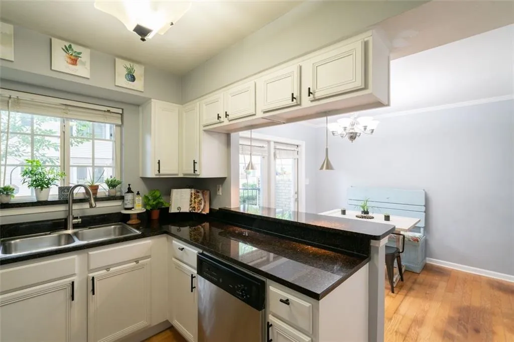 6940 Roswell Road Unit 24b, Sandy Springs, Georgia 30328, 1 Bedroom Bedrooms, ,1 BathroomBathrooms,Residential,Sold,6940 Roswell Road Unit 24b,6913705