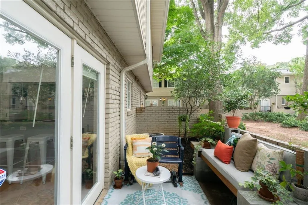 6940 Roswell Road Unit 24b, Sandy Springs, Georgia 30328, 1 Bedroom Bedrooms, ,1 BathroomBathrooms,Residential,Sold,6940 Roswell Road Unit 24b,6913705