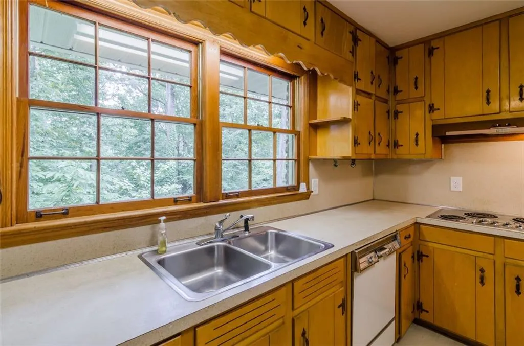 6718 Brandon Mill Road, Atlanta, Georgia 30328, 3 Bedrooms Bedrooms, ,2 BathroomsBathrooms,Residential,Sold,6718 Brandon Mill Road,5704758