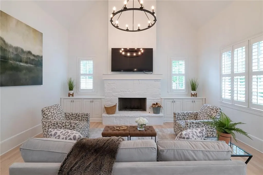 770 E Northway Lane, Sandy Springs, Georgia 30342, 6 Bedrooms Bedrooms, ,6 BathroomsBathrooms,Residential,Sold,770 E Northway Lane,7379003