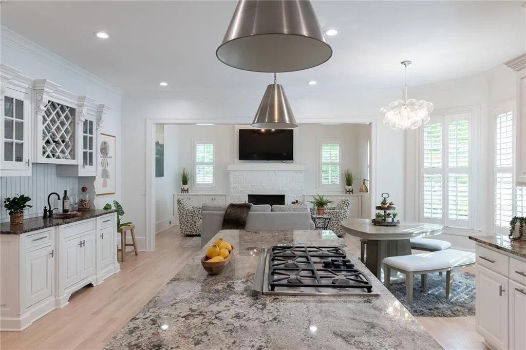 770 E Northway Lane, Sandy Springs, Georgia 30342, 6 Bedrooms Bedrooms, ,6 BathroomsBathrooms,Residential,Sold,770 E Northway Lane,7379003