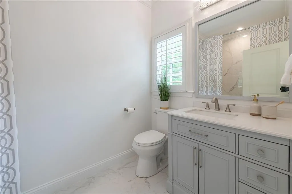 770 E Northway Lane, Sandy Springs, Georgia 30342, 6 Bedrooms Bedrooms, ,6 BathroomsBathrooms,Residential,Sold,770 E Northway Lane,7379003