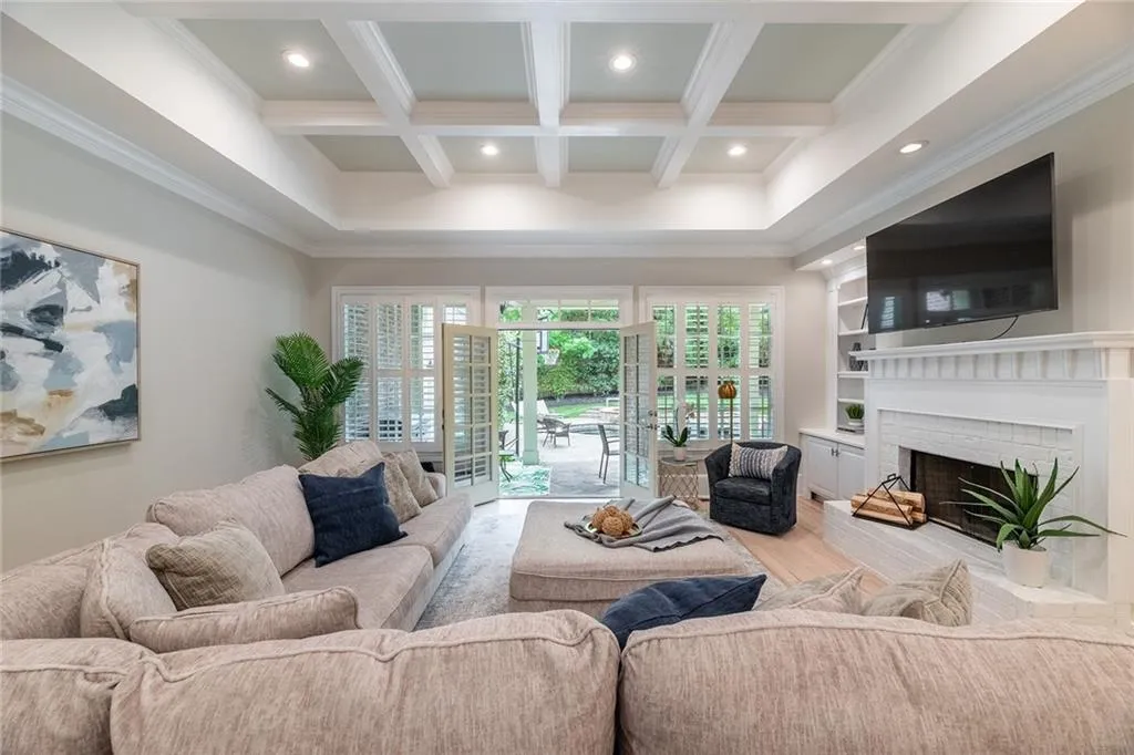 770 E Northway Lane, Sandy Springs, Georgia 30342, 6 Bedrooms Bedrooms, ,6 BathroomsBathrooms,Residential,Sold,770 E Northway Lane,7379003