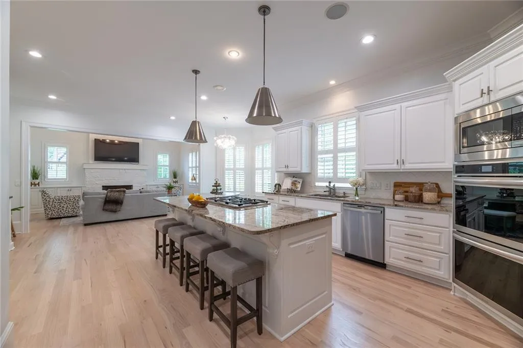 770 E Northway Lane, Sandy Springs, Georgia 30342, 6 Bedrooms Bedrooms, ,6 BathroomsBathrooms,Residential,Sold,770 E Northway Lane,7379003