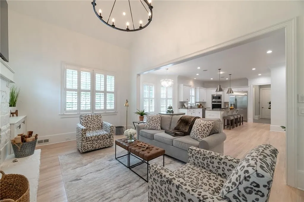 770 E Northway Lane, Sandy Springs, Georgia 30342, 6 Bedrooms Bedrooms, ,6 BathroomsBathrooms,Residential,Sold,770 E Northway Lane,7379003