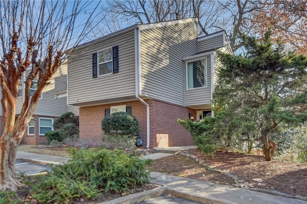 18 Dunwoody Springs Drive, Sandy Springs, Georgia 30328, 2 Bedrooms Bedrooms, ,2 BathroomsBathrooms,Residential,Sold,18 Dunwoody Springs Drive,7322332