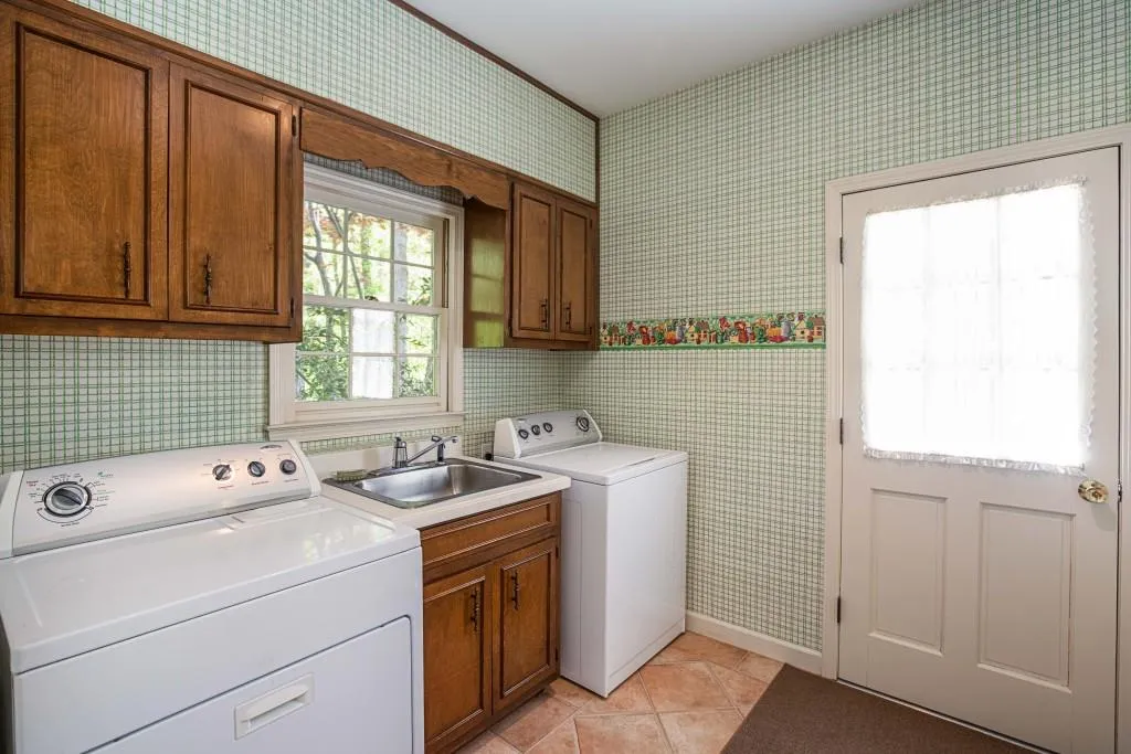 1995 Old Dominion Road, Atlanta, Georgia 30350, 6 Bedrooms Bedrooms, ,4 BathroomsBathrooms,Residential,Sold,1995 Old Dominion Road,5999230