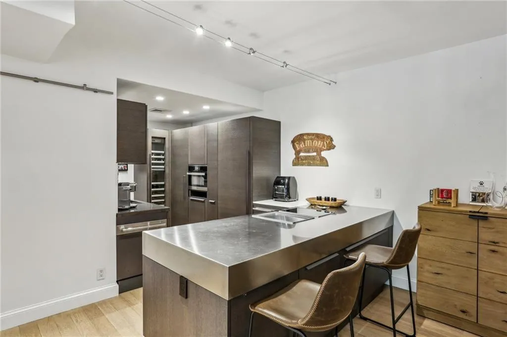 145 15th Street Ne Unit 207, Atlanta, Georgia 30309, 1 Bedroom Bedrooms, ,1 BathroomBathrooms,Residential,For Sale,145 15th Street Ne Unit 207,7620259