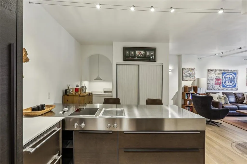 145 15th Street Ne Unit 207, Atlanta, Georgia 30309, 1 Bedroom Bedrooms, ,1 BathroomBathrooms,Residential,For Sale,145 15th Street Ne Unit 207,7620259