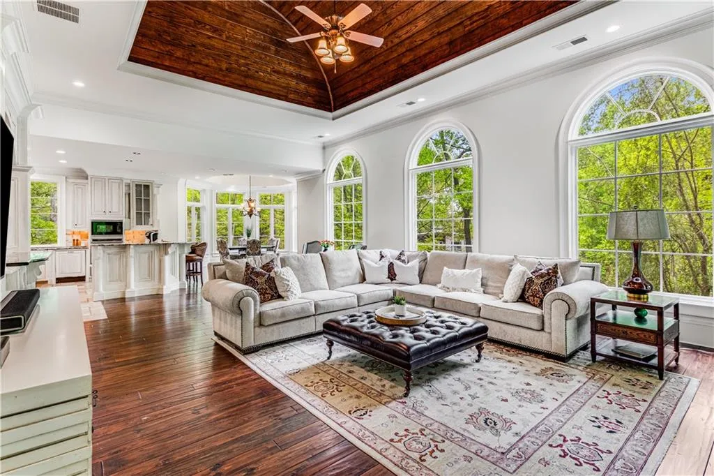 960 W Kingston Drive, Atlanta, Georgia 30342, 5 Bedrooms Bedrooms, ,5 BathroomsBathrooms,Residential,Sold,960 W Kingston Drive,7370090