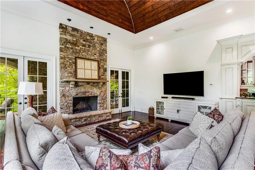 960 W Kingston Drive, Atlanta, Georgia 30342, 5 Bedrooms Bedrooms, ,5 BathroomsBathrooms,Residential,Sold,960 W Kingston Drive,7370090