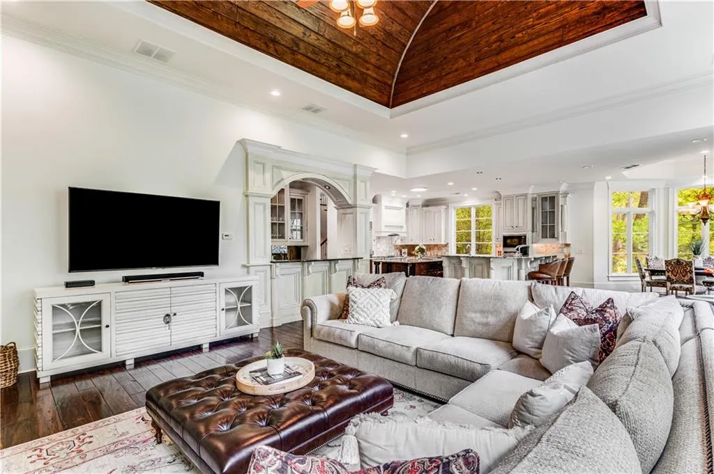 960 W Kingston Drive, Atlanta, Georgia 30342, 5 Bedrooms Bedrooms, ,5 BathroomsBathrooms,Residential,Sold,960 W Kingston Drive,7370090