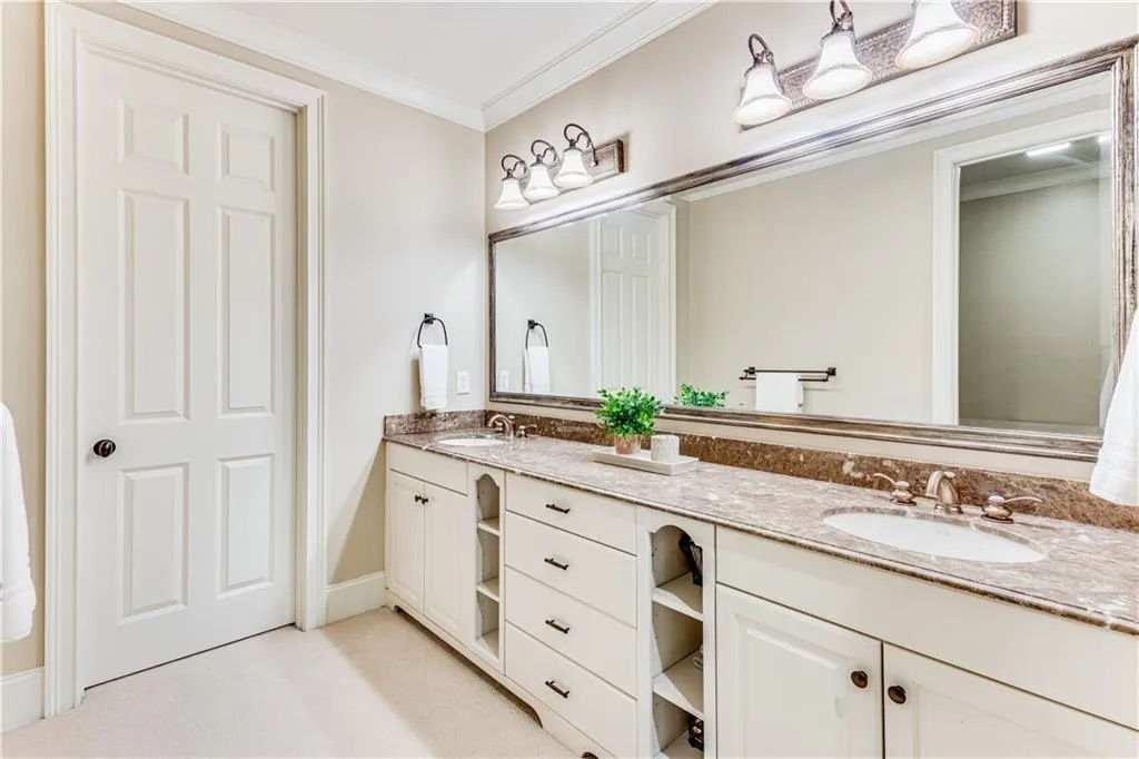 960 W Kingston Drive, Atlanta, Georgia 30342, 5 Bedrooms Bedrooms, ,5 BathroomsBathrooms,Residential,Sold,960 W Kingston Drive,7370090